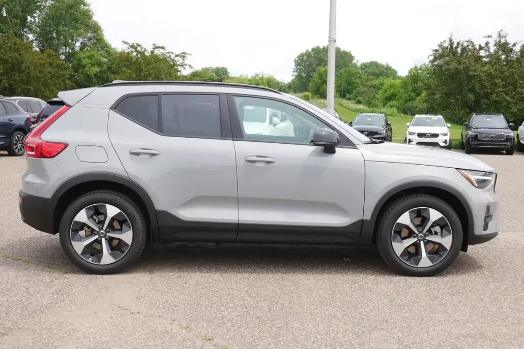 2026 Volvo XC40 Plus photo 1