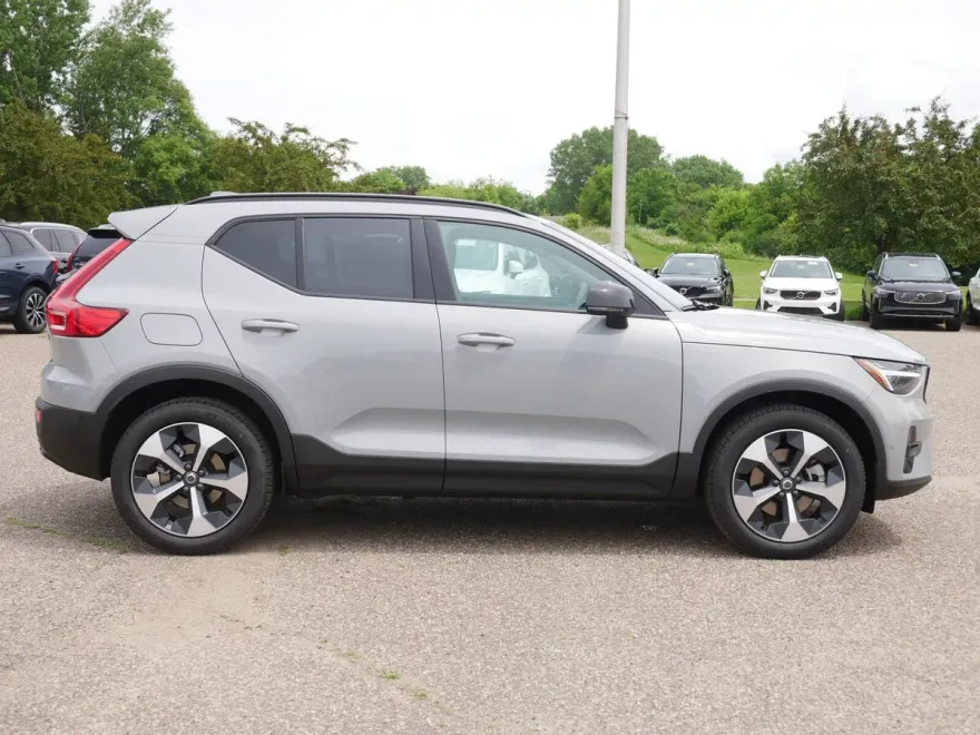 2026 Volvo XC40 Plus photo 1