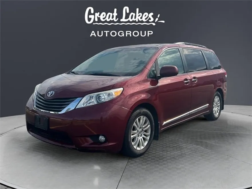 2014 Toyota Sienna XLE photo 1