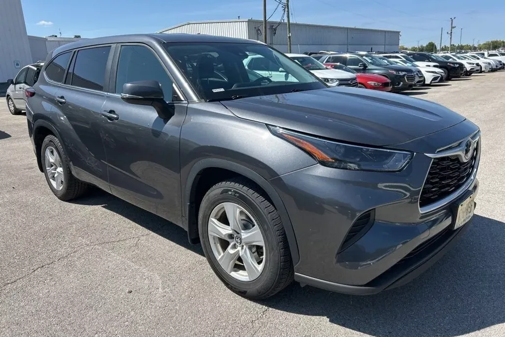 2023 Toyota Highlander L photo 1