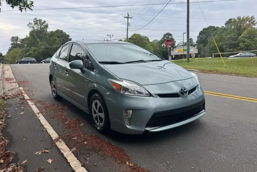 2014 Toyota Prius Four photo 1