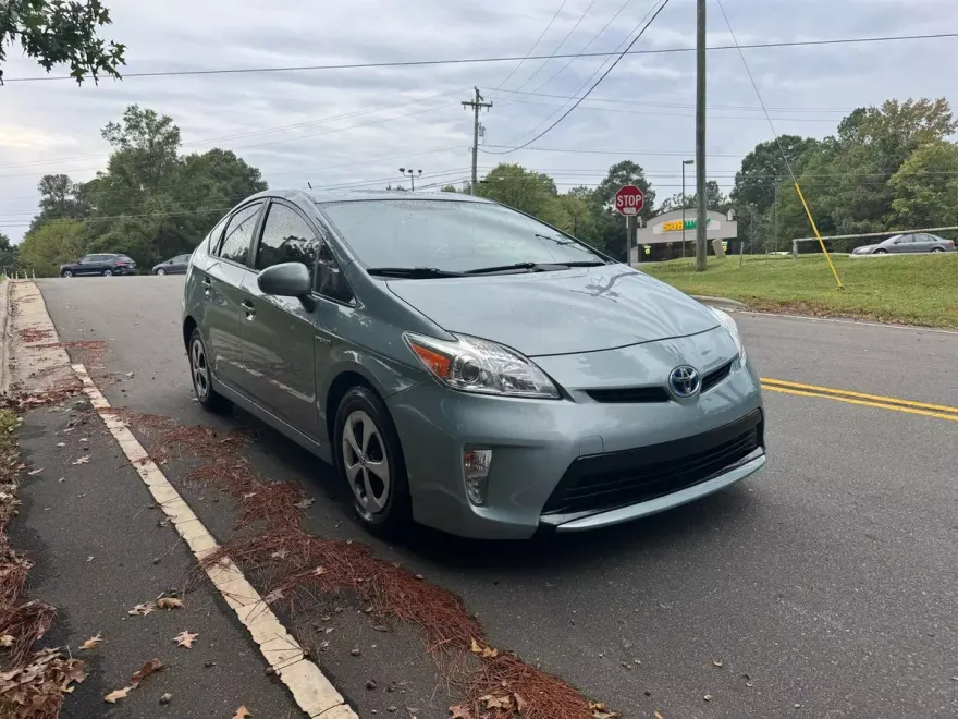2014 Toyota Prius Four photo 1