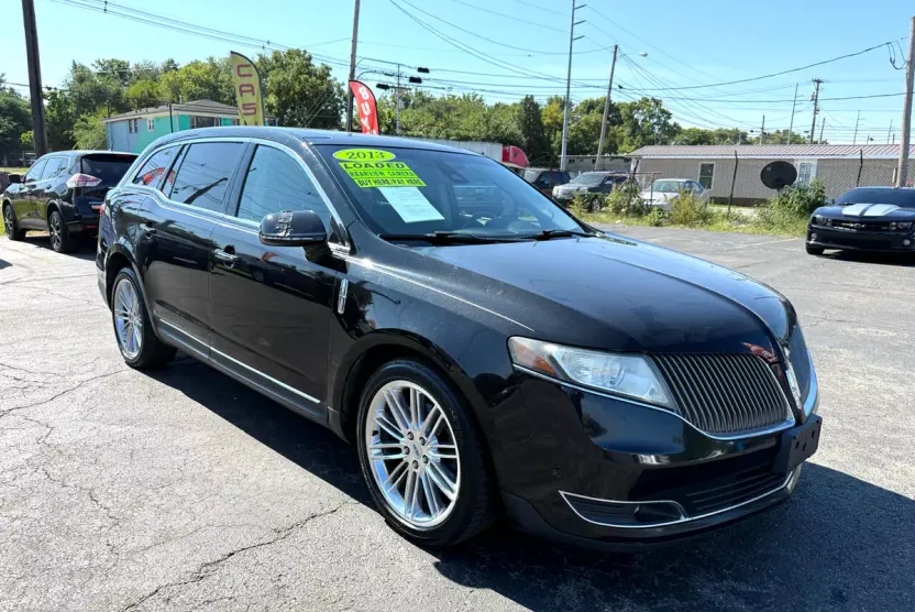 2013 Lincoln MKT photo 1