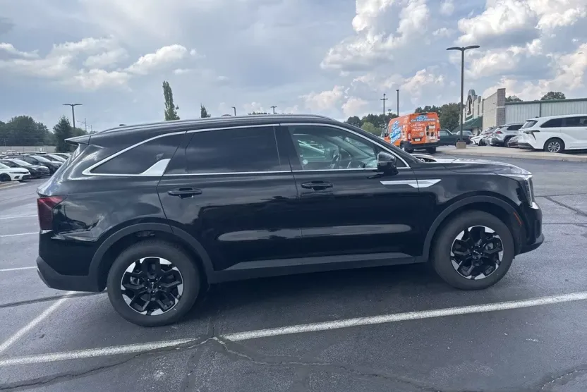 2024 Kia Sorento S photo 1