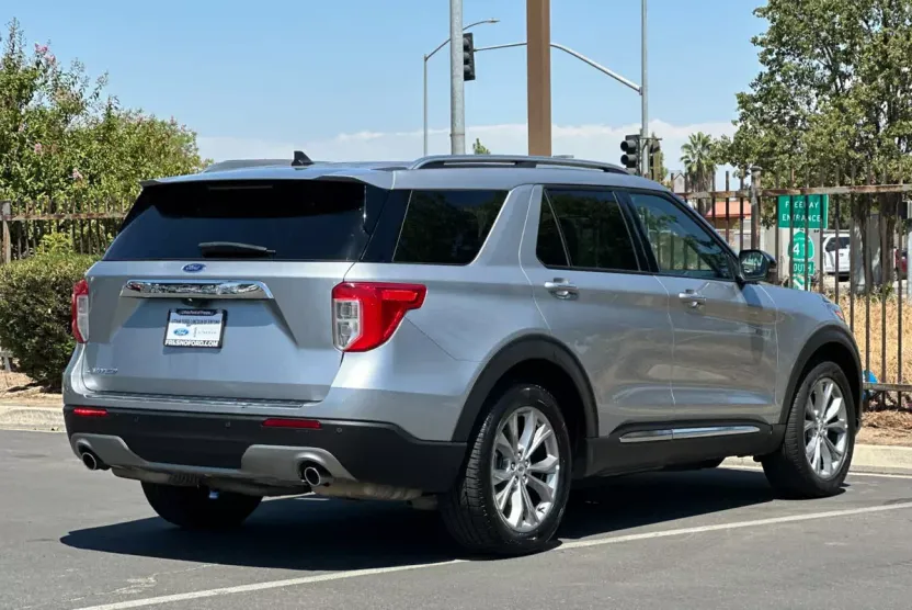 2023 Ford Explorer Limited photo 1