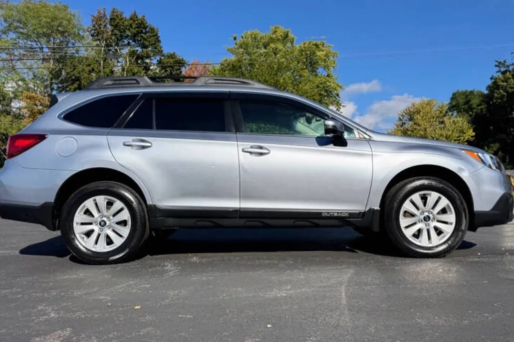 2017 Subaru Outback 2.5i Premium photo 1