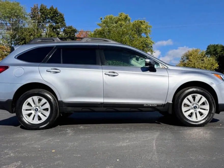 2017 Subaru Outback 2.5i Premium photo 1