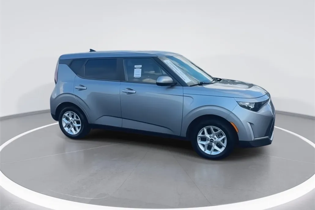 2023 Kia Soul LX photo 1