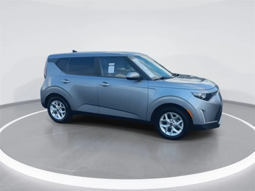 2023 Kia Soul LX photo 1