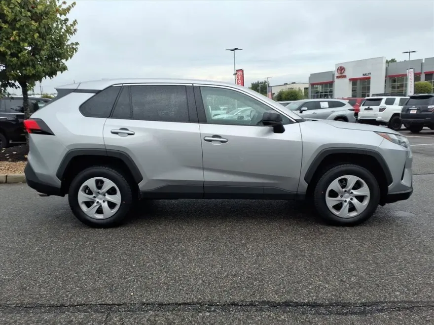 2024 Toyota RAV4 LE photo 1