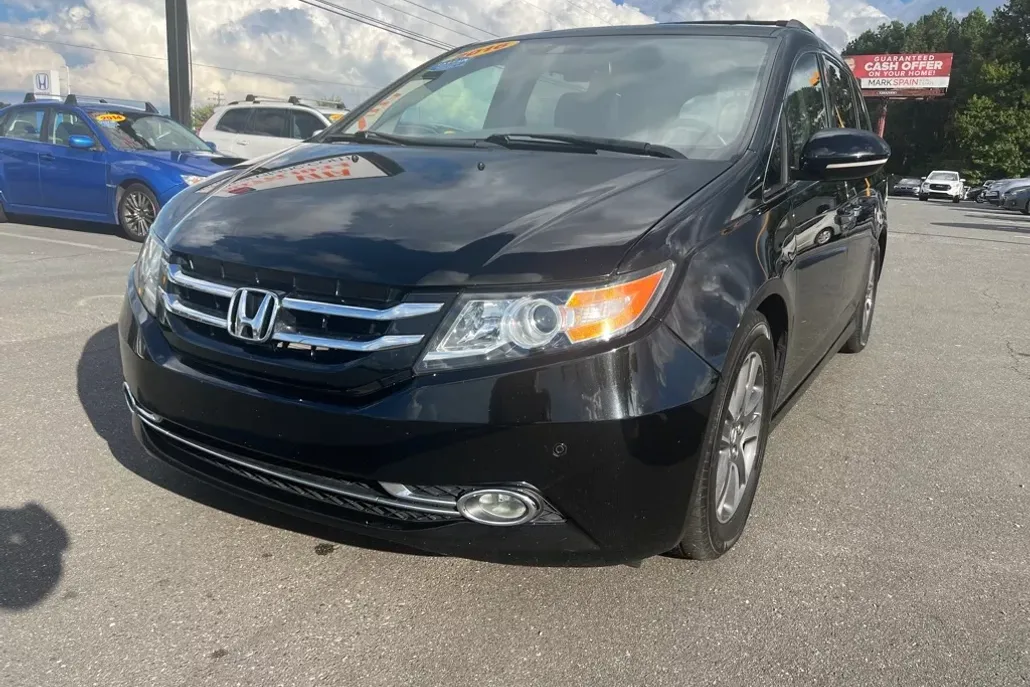 2016 Honda Odyssey Touring photo 1