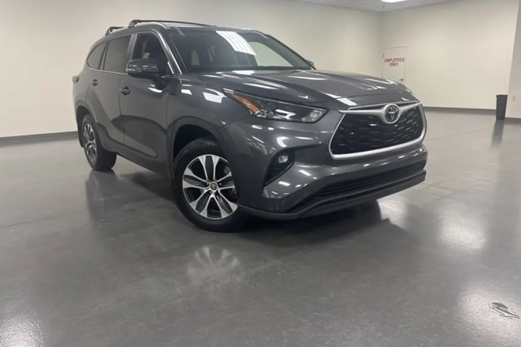 2024 Toyota Highlander XLE photo 1