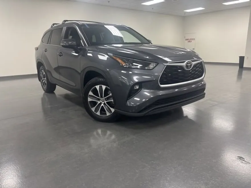 2024 Toyota Highlander XLE photo 1