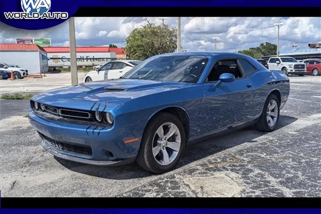 2020 Dodge Challenger SXT photo 1