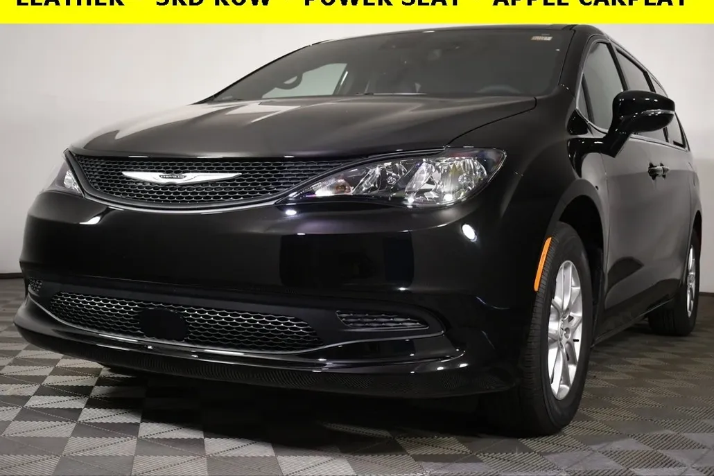 2025 Chrysler Voyager LX photo 1