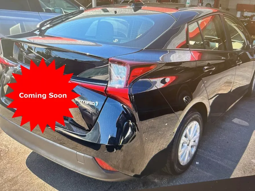 2021 Toyota Prius LE photo 1