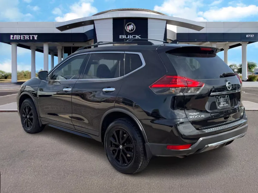 2017 Nissan Rogue SV photo 1