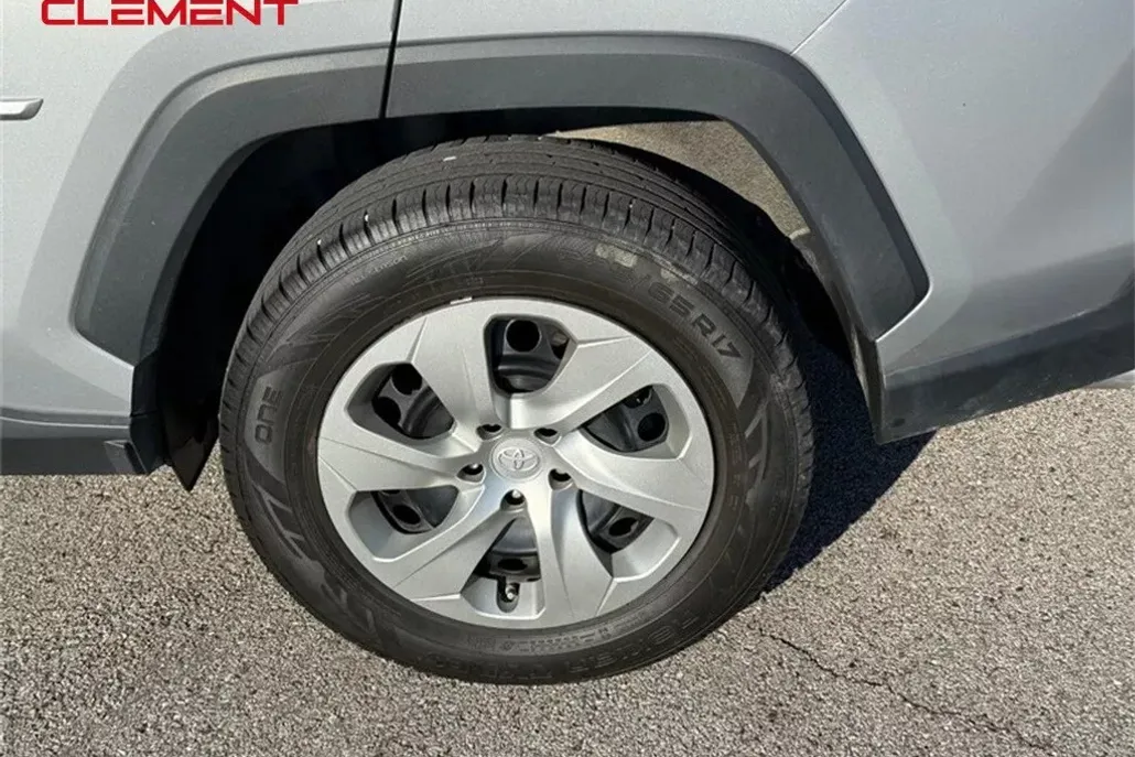 2021 Toyota RAV4 LE photo 1