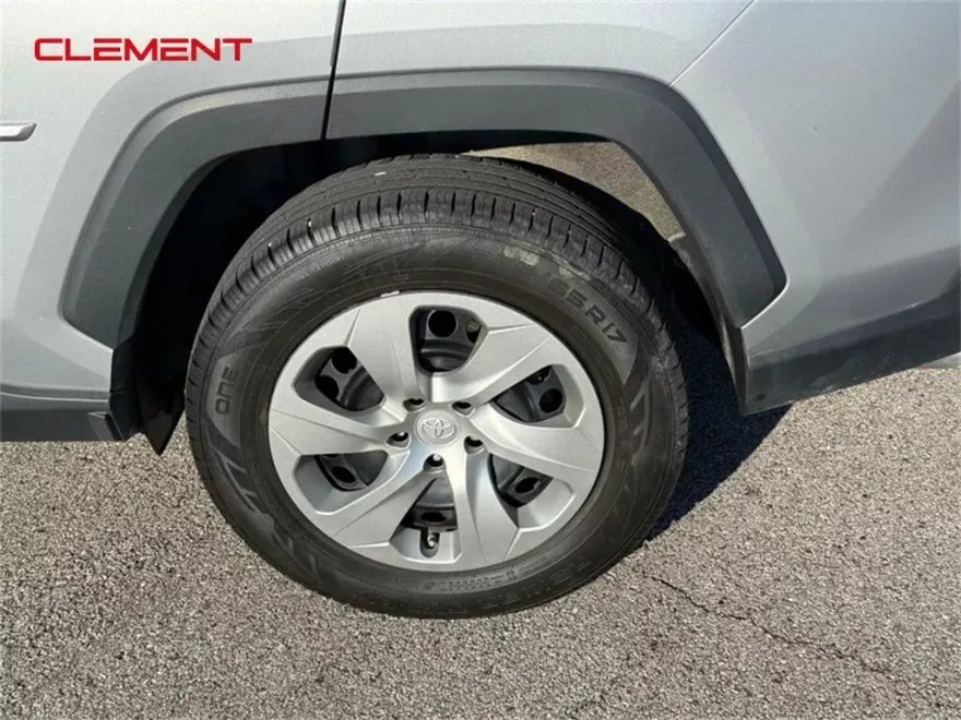 2021 Toyota RAV4 LE photo 1