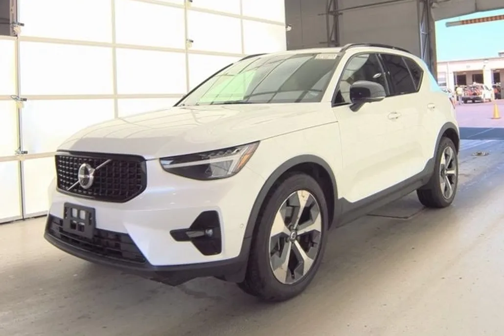 2023 Volvo XC40 Plus photo 1