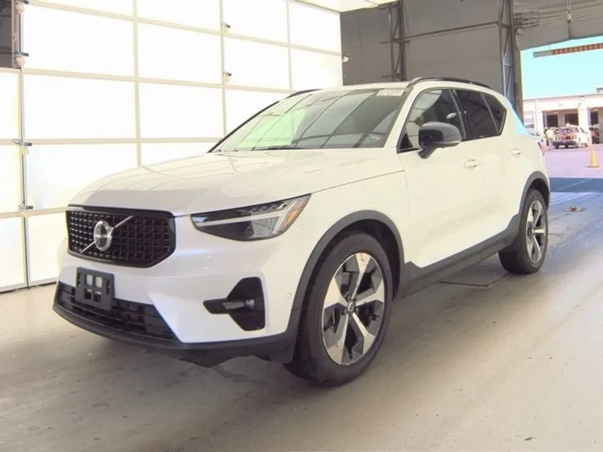 2023 Volvo XC40 Plus photo 1