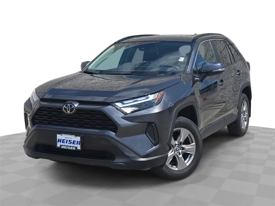 2022 Toyota RAV4 XLE photo 1
