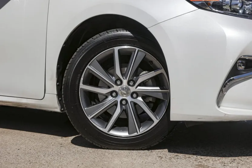 2016 Lexus ES 300h photo 1