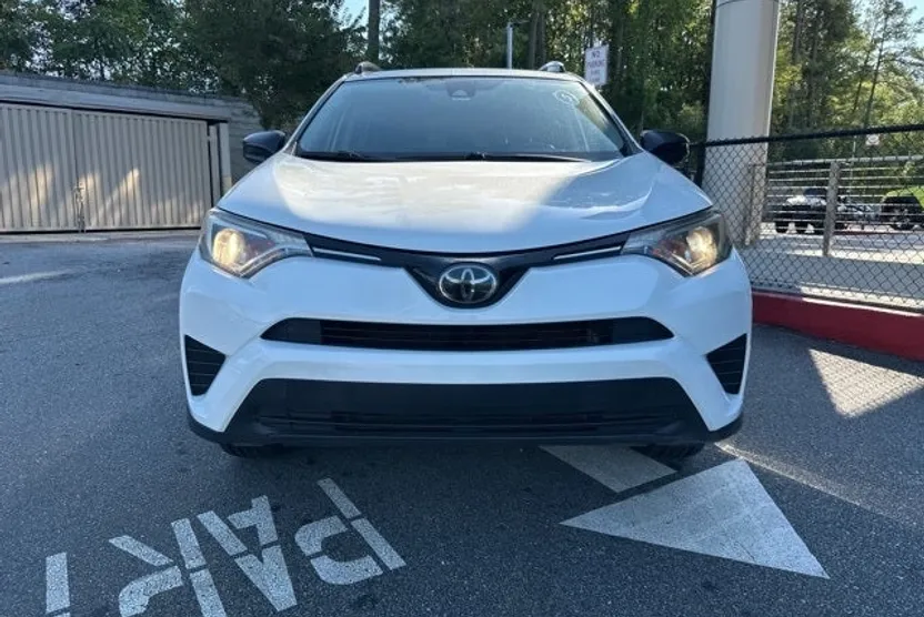 2018 Toyota RAV4 LE photo 1