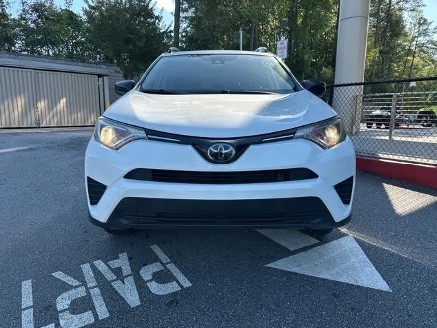 2018 Toyota RAV4 LE photo 1