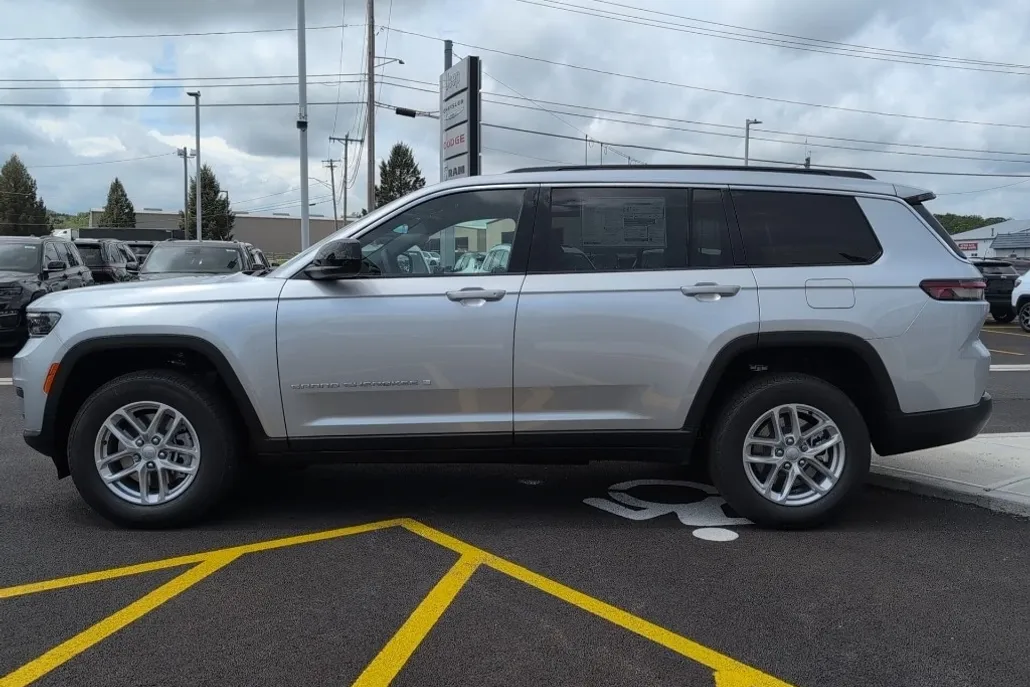 2025 Jeep Grand Cherokee Laredo photo 1