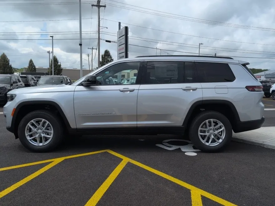 2025 Jeep Grand Cherokee Laredo photo 1