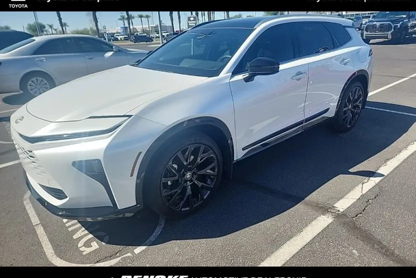 2025 Toyota Crown Signia Limited photo 1