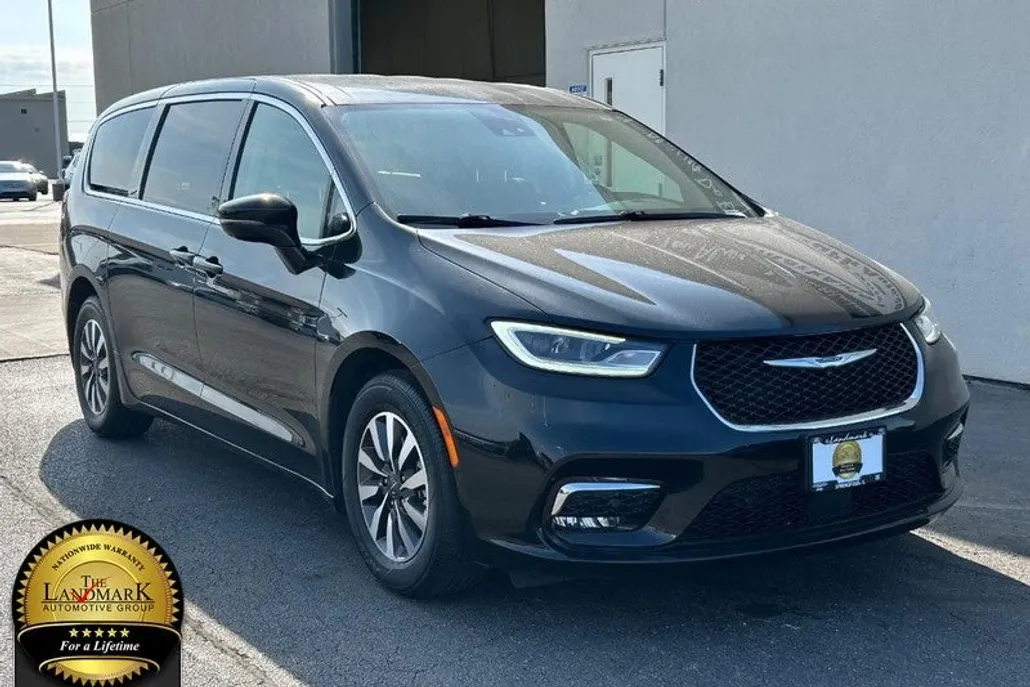 2022 Chrysler Pacifica Hybrid Touring L photo 1