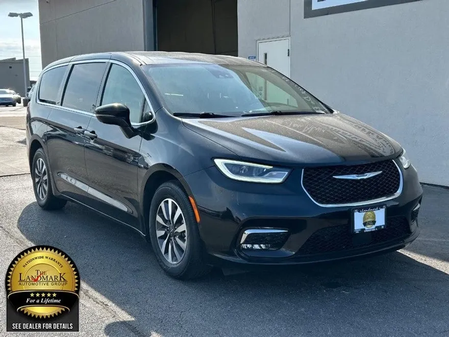2022 Chrysler Pacifica Hybrid Touring L photo 1