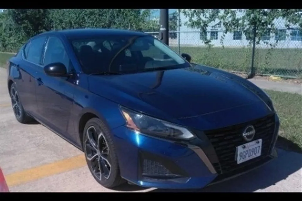 2023 Nissan Altima 2.5 SR photo 1