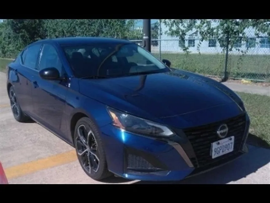 2023 Nissan Altima 2.5 SR photo 1