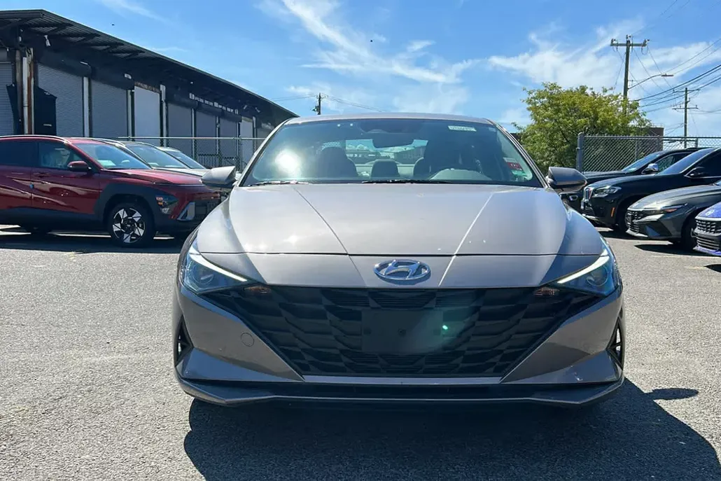 2023 Hyundai Elantra SE photo 1
