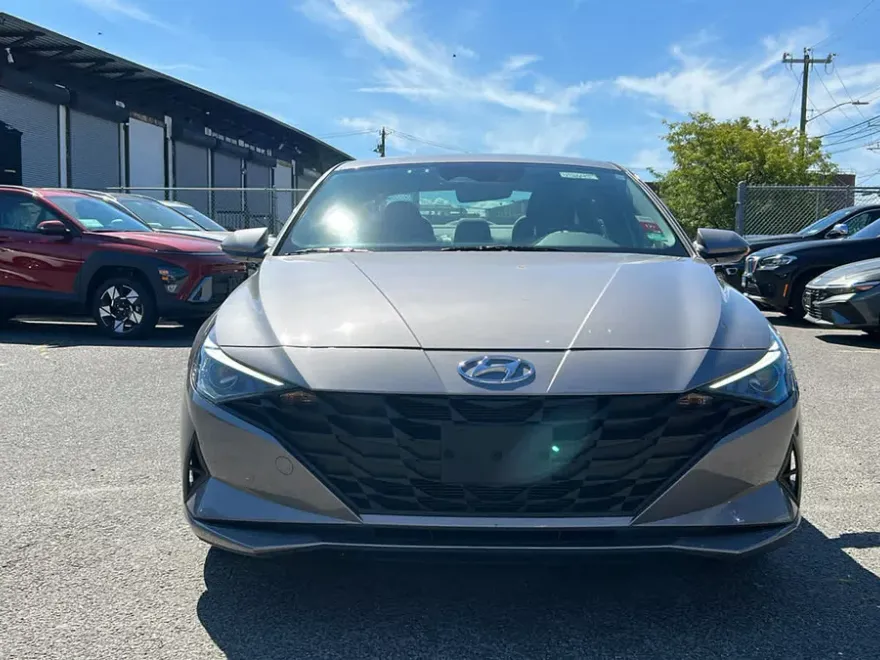 2023 Hyundai Elantra SE photo 1