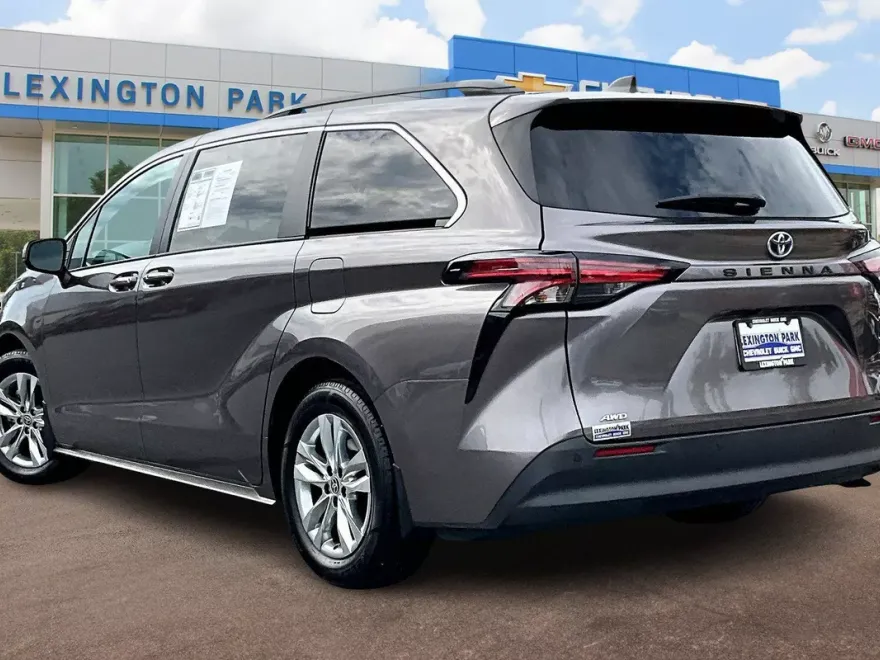 2022 Toyota Sienna XLE photo 1