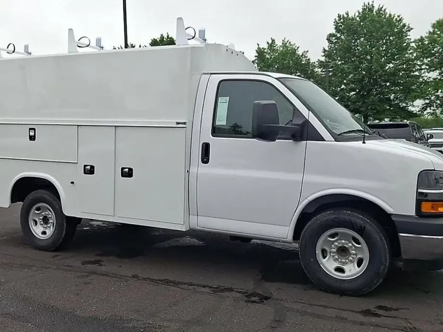 2024 Chevrolet Express Cutaway 3500 Base photo 1