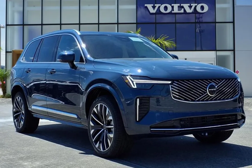 2025 Volvo XC90 B5 photo 1