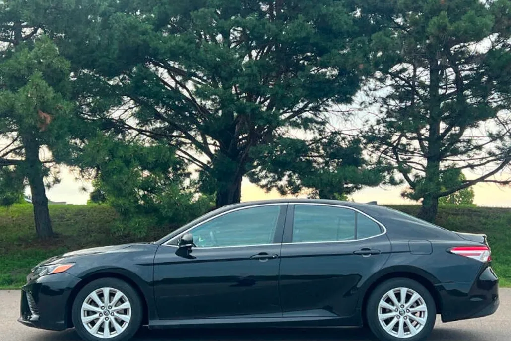2019 Toyota Camry LE photo 1