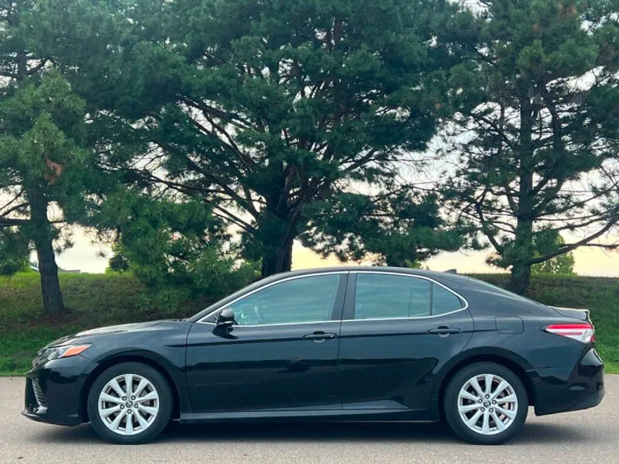 2019 Toyota Camry LE photo 1