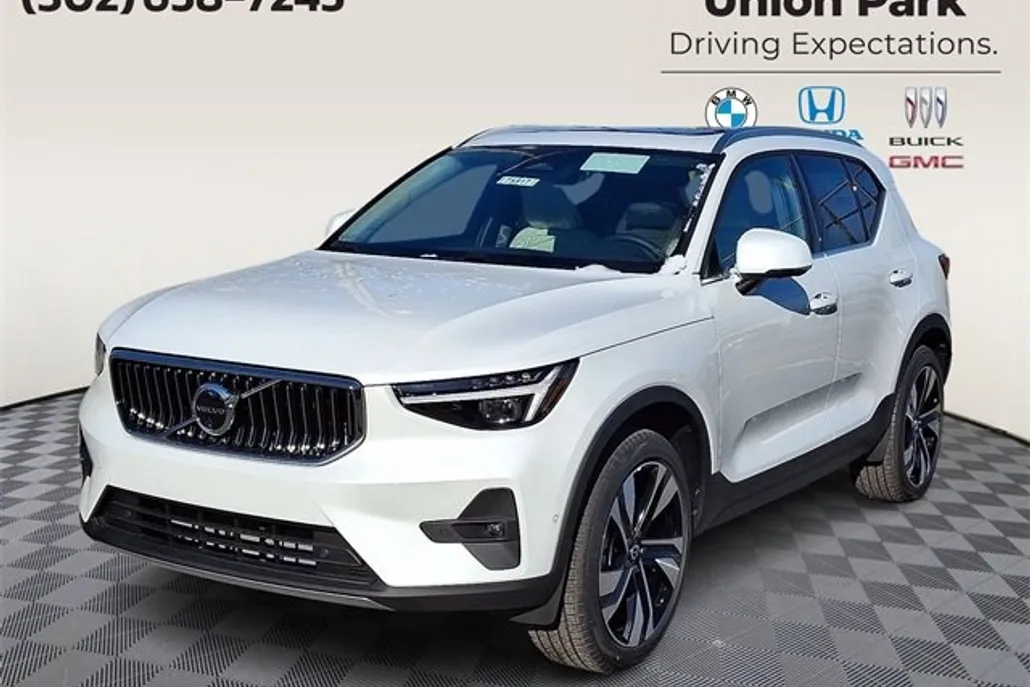 2025 Volvo XC40 AWD Plus photo 1