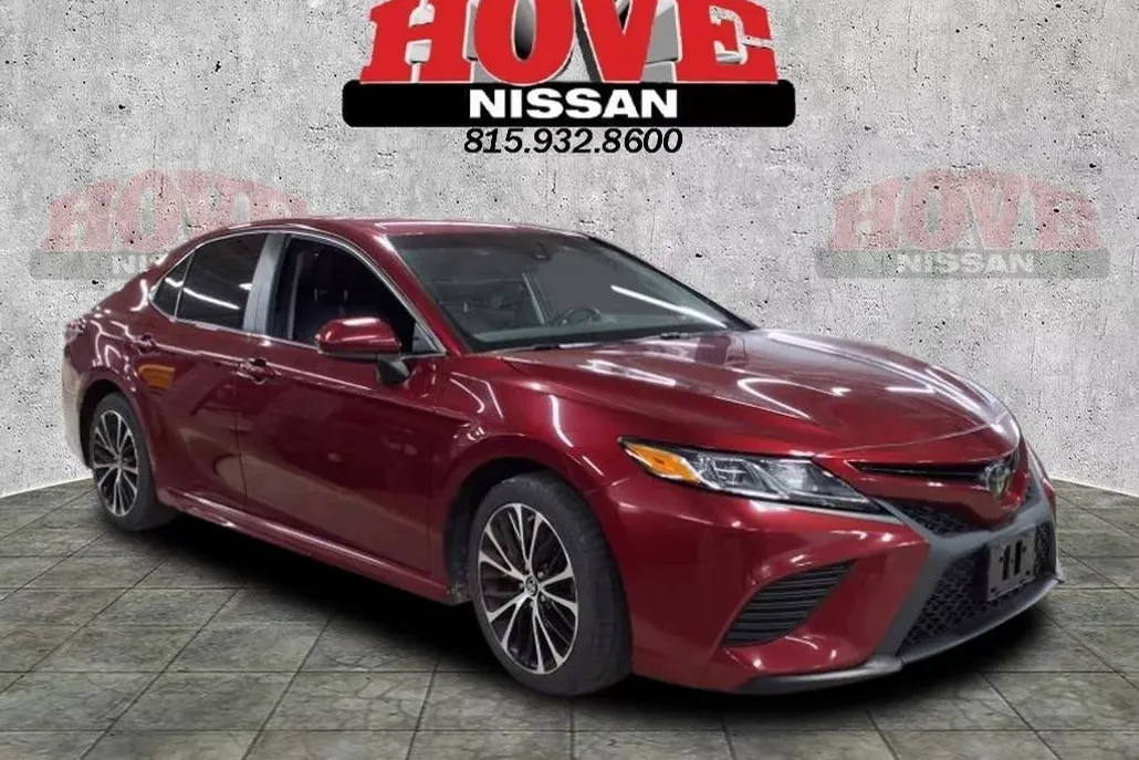 2018 Toyota Camry SE photo 1