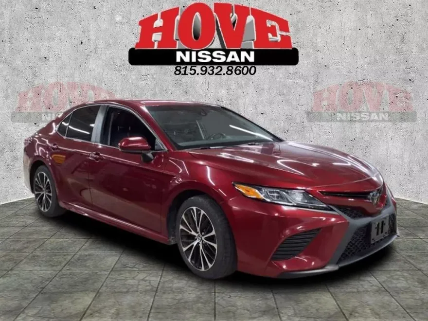2018 Toyota Camry SE photo 1