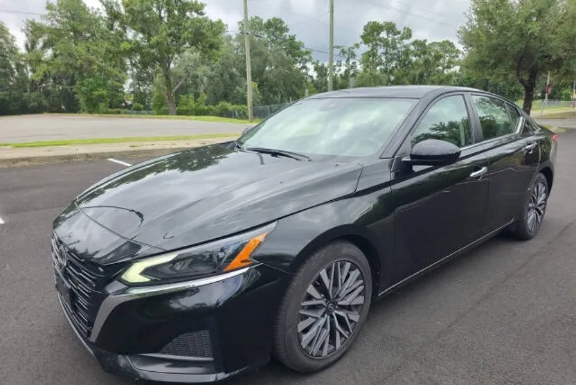2023 Nissan Altima 2.5 SV photo 1