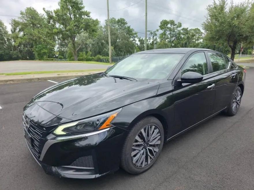 2023 Nissan Altima 2.5 SV photo 1