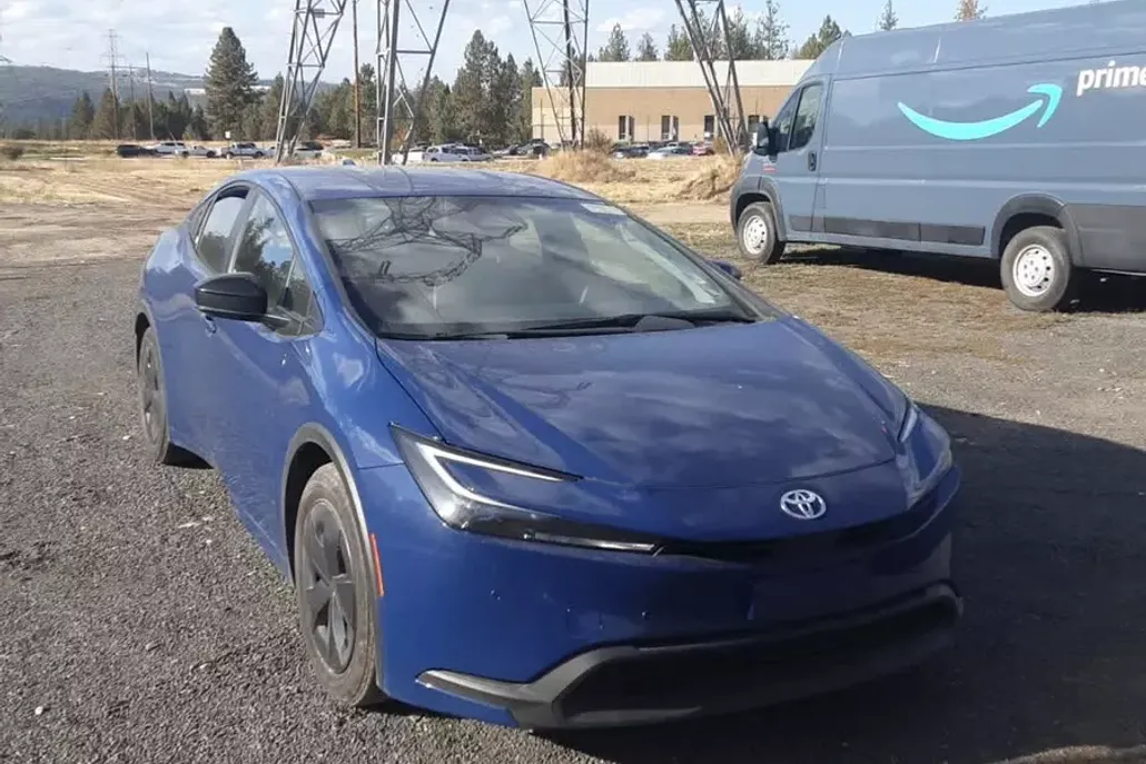 2025 Toyota Prius LE photo 1