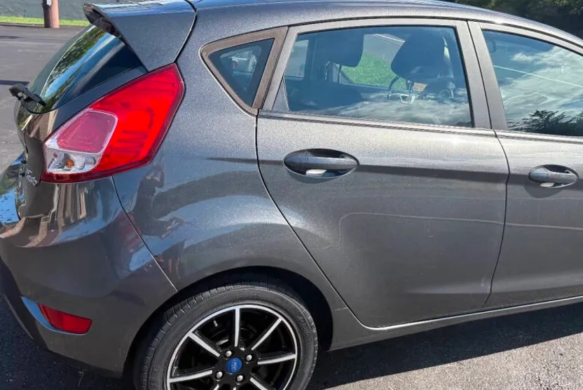 2016 Ford Fiesta SE photo 1